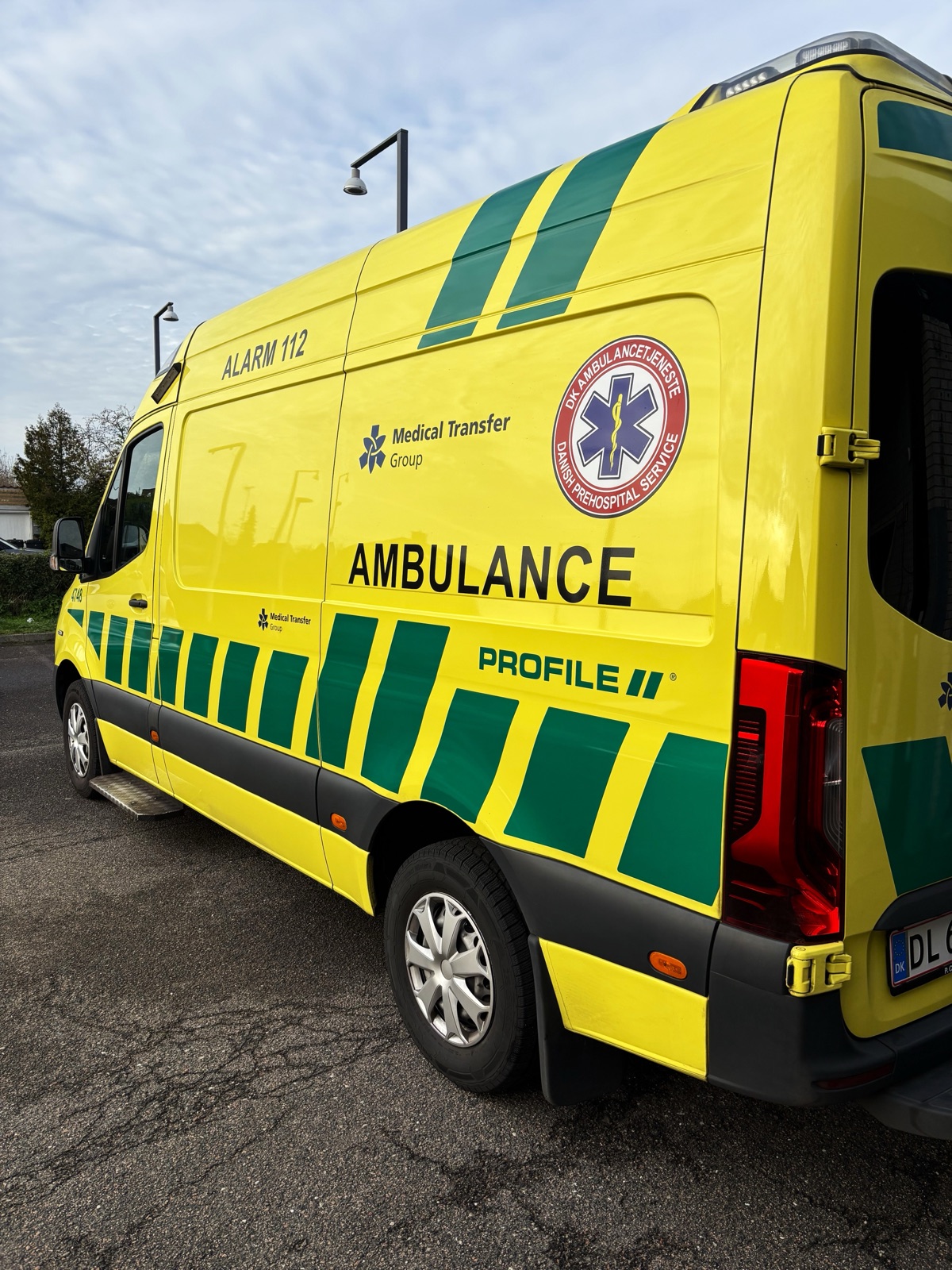 Gul ambulance fra DK Ambulancetjeneste