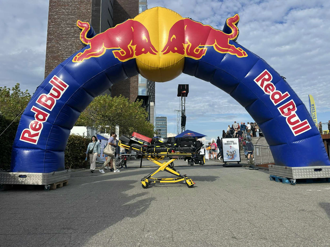 Ambulanceberedskab med båre ved et sportsevent