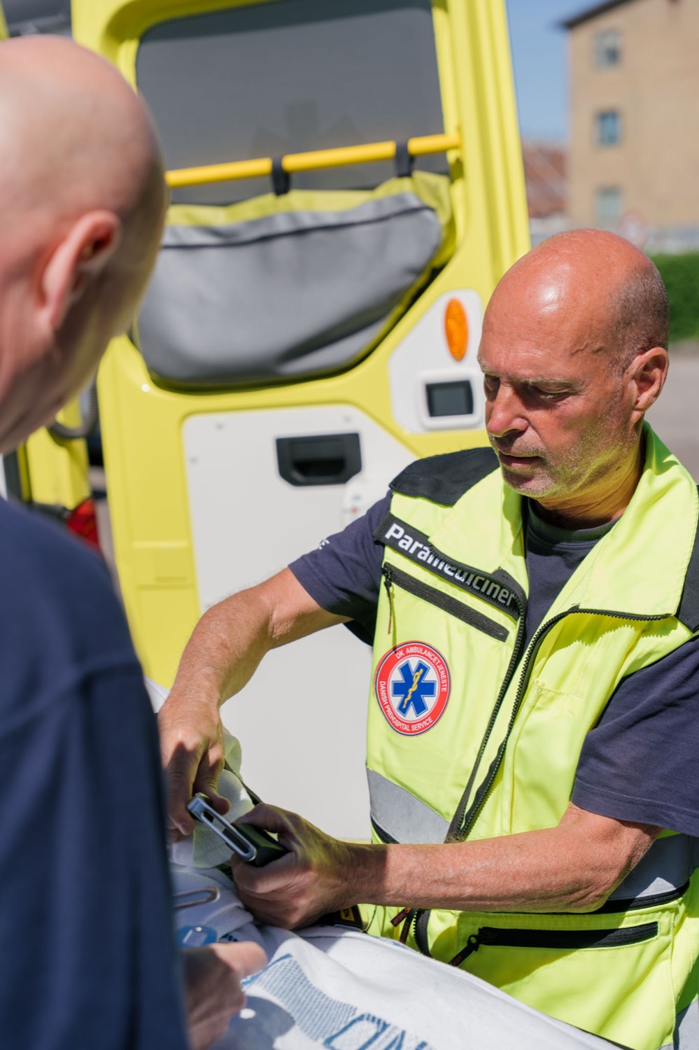 Paramediciner tilser en patient ved ambulancen