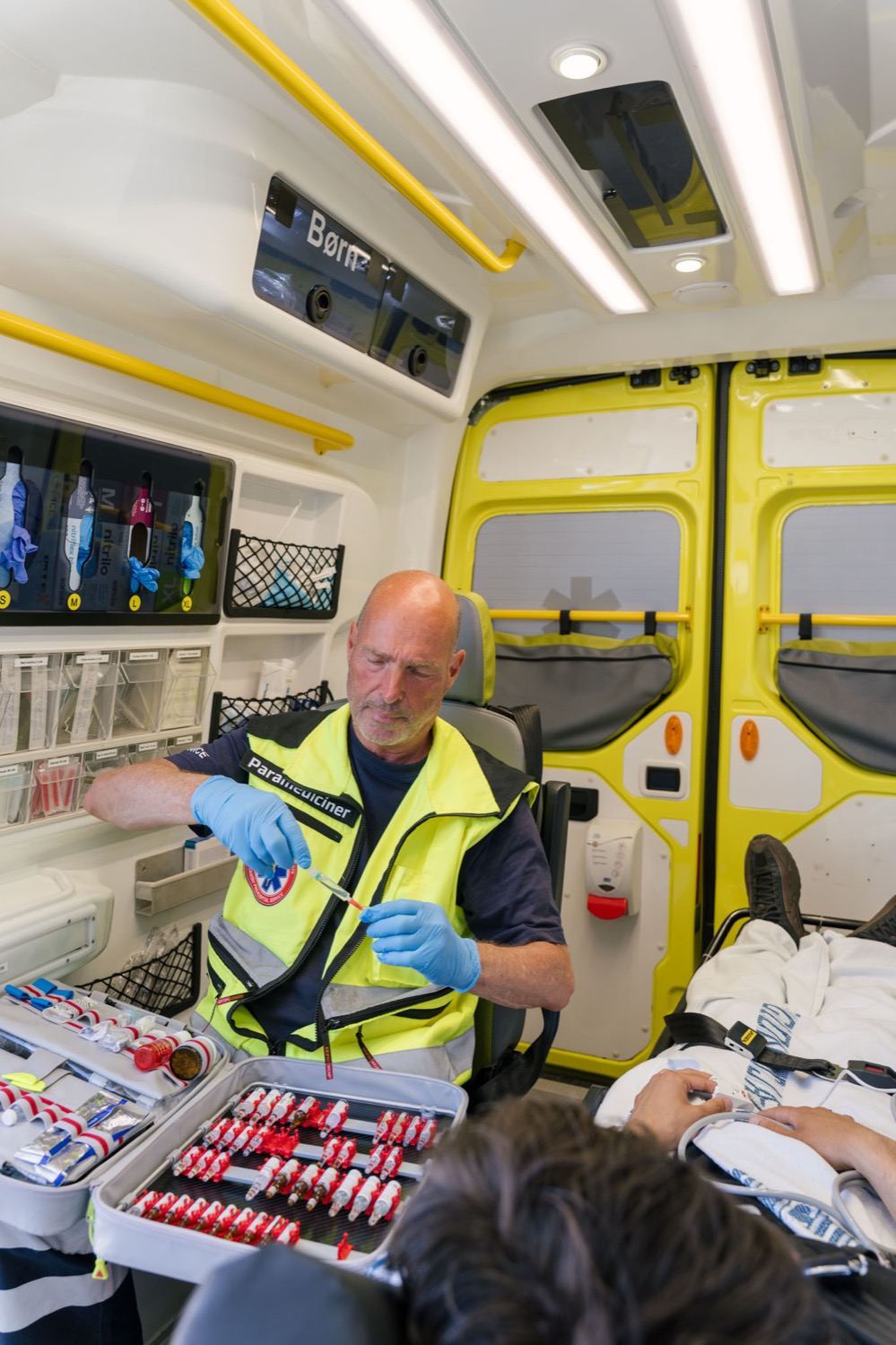 Behandling og overvågning af patient inde i ambulancen