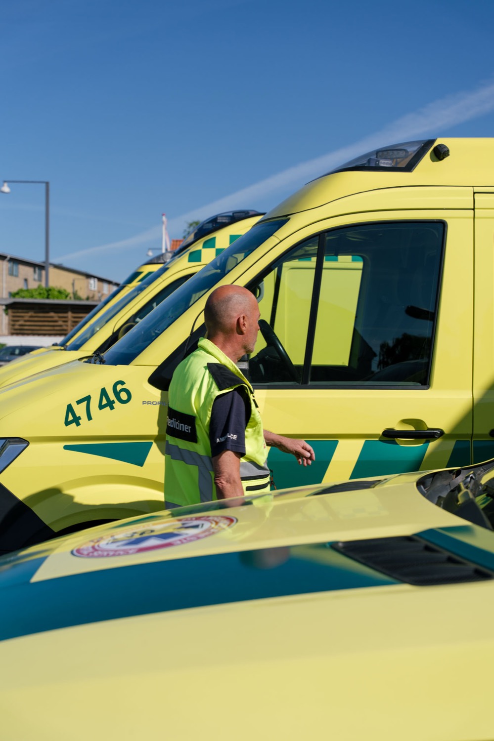 Redder ved ambulancerne foran basen