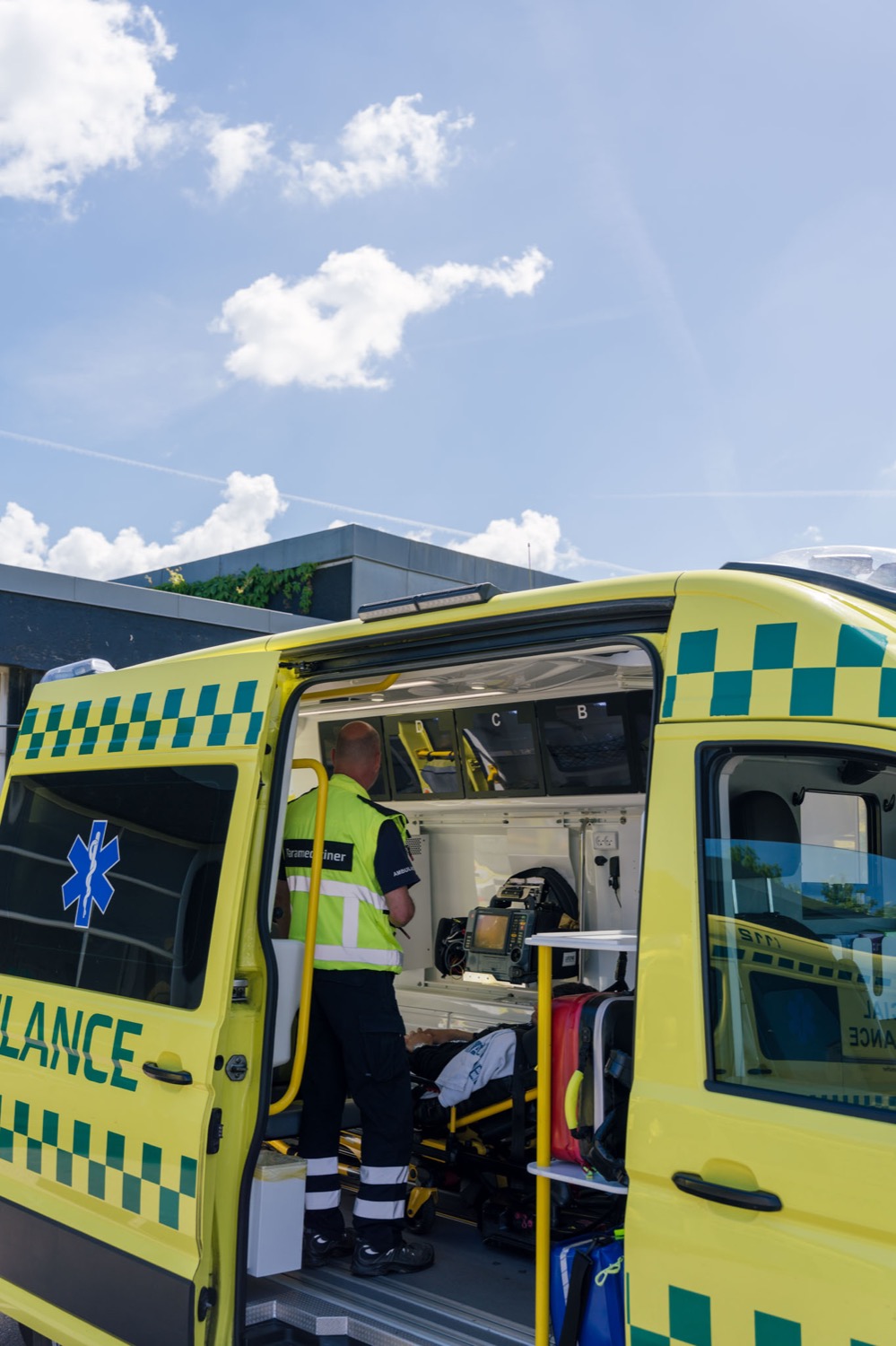 Redder gør ambulancen klar med båre og udstyr