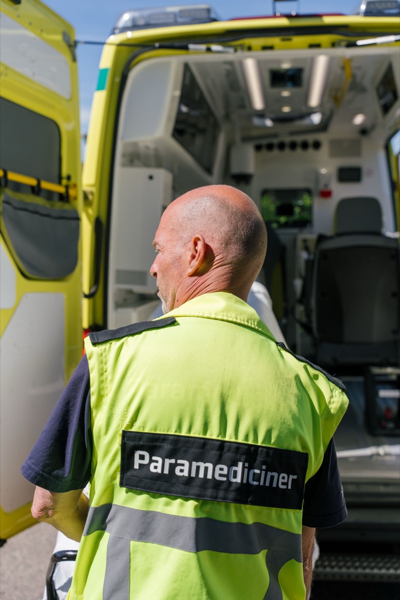 Paramediciner ved en åben ambulance
