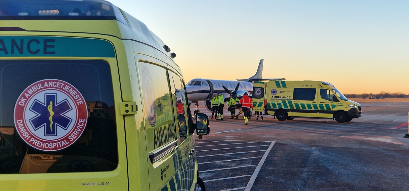 Ambulance og ambulancefly fra DK Ambulancetjeneste klar til patienttransport