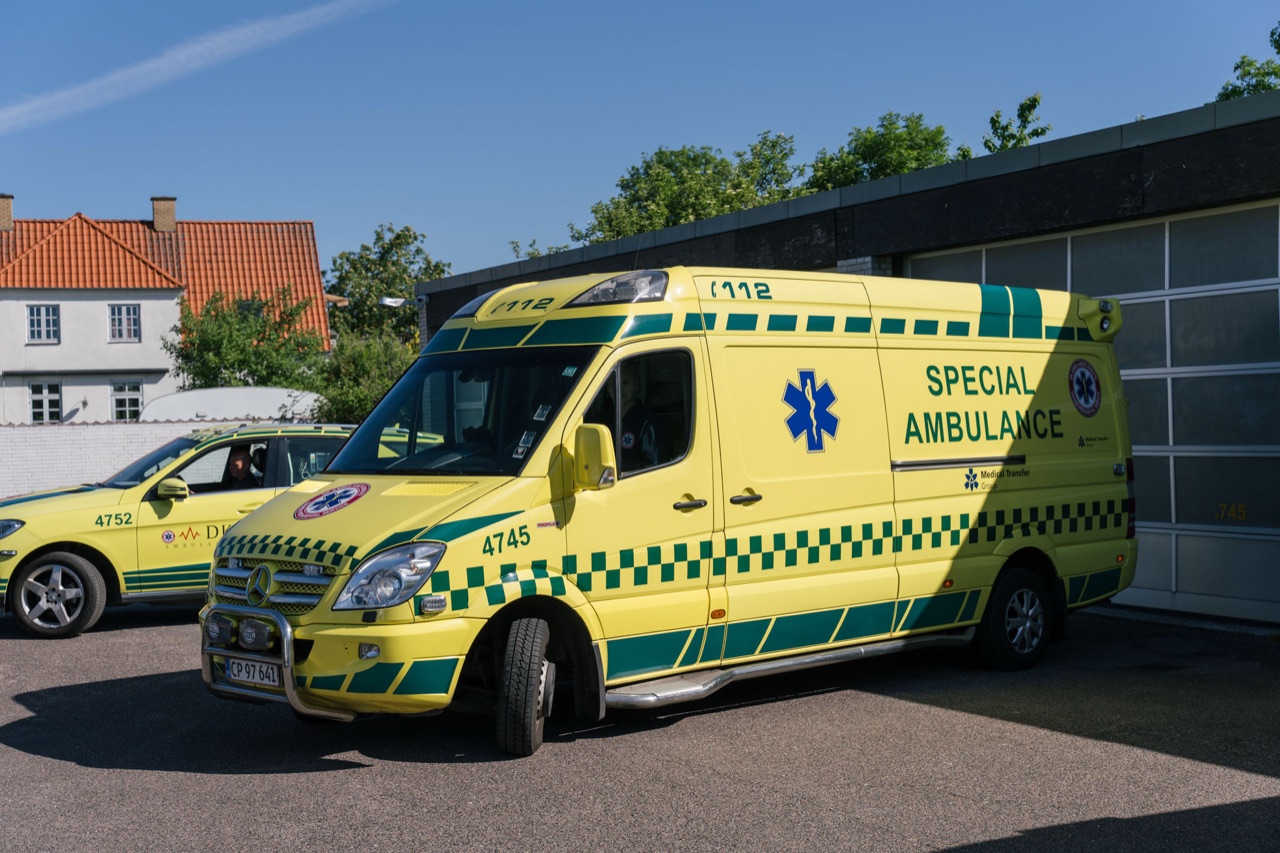 DK Ambulance på vej til en trafikulykke – færdselsrelateret førstehjælp