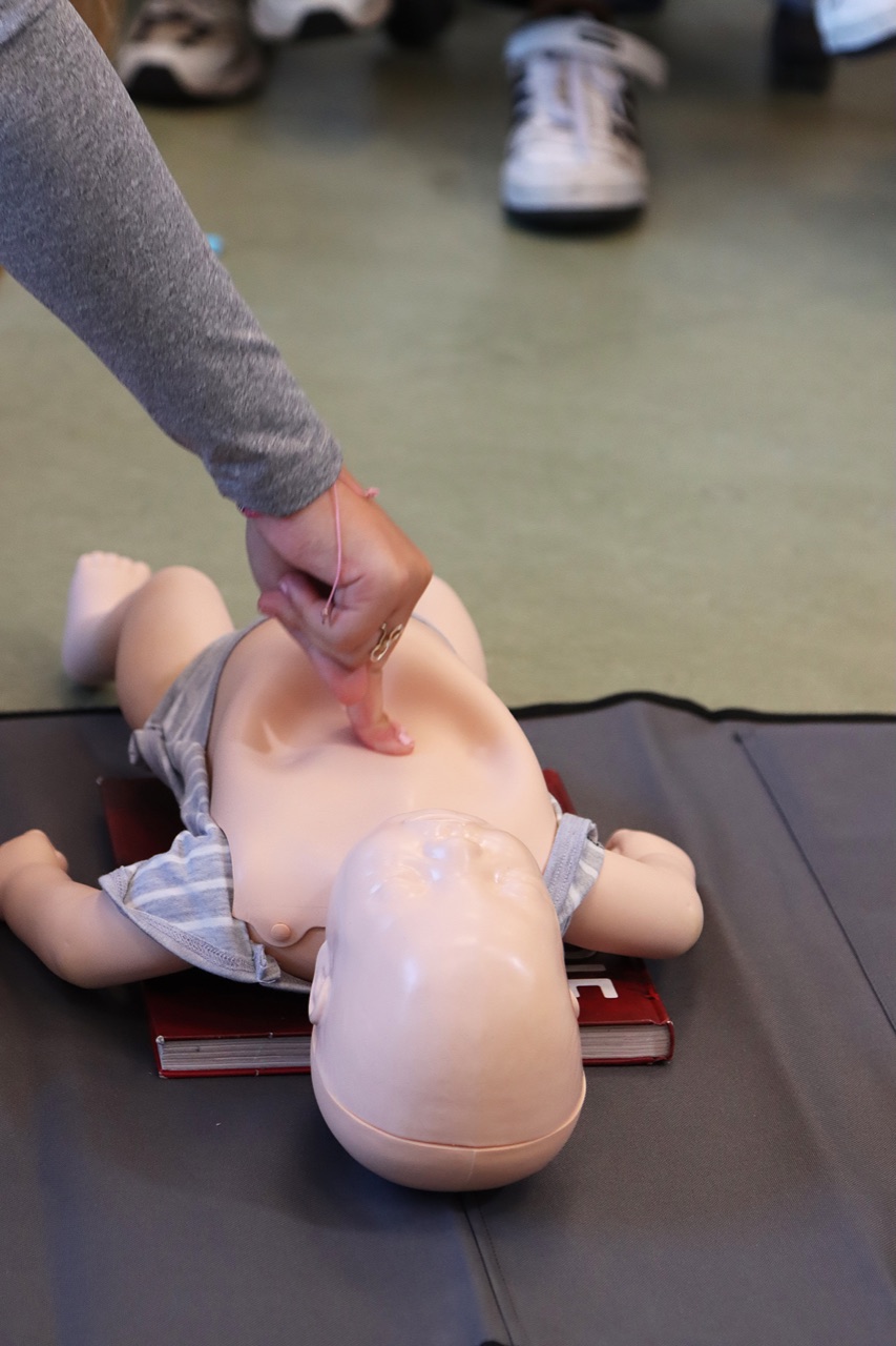 Førstehjælp og genoplivning trænes på babydukke på institutionskursus