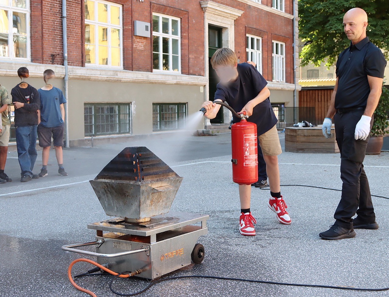 Praktisk brandslukning med håndslukker på kombinationskursus i førstehjælp og brand