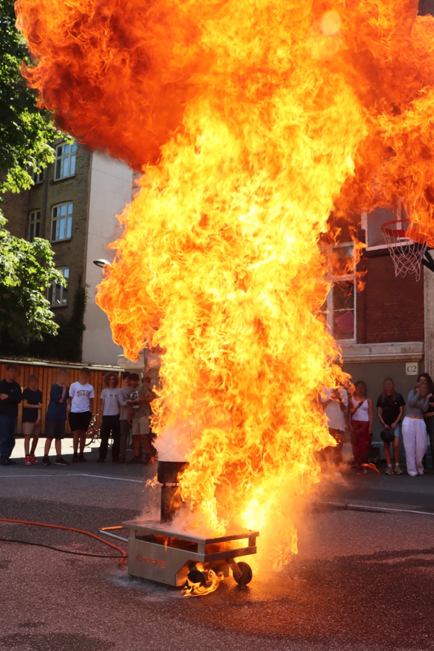 Slukning af friturebrand demonstreres på elementær brandslukningskursus
