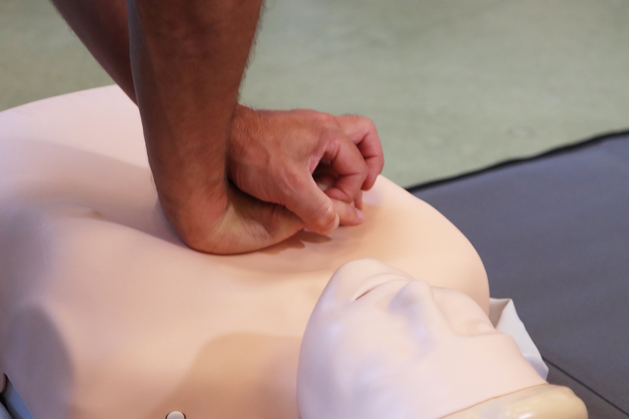 Hjerteløber træner hjerte-lunge-redning med defibrillator