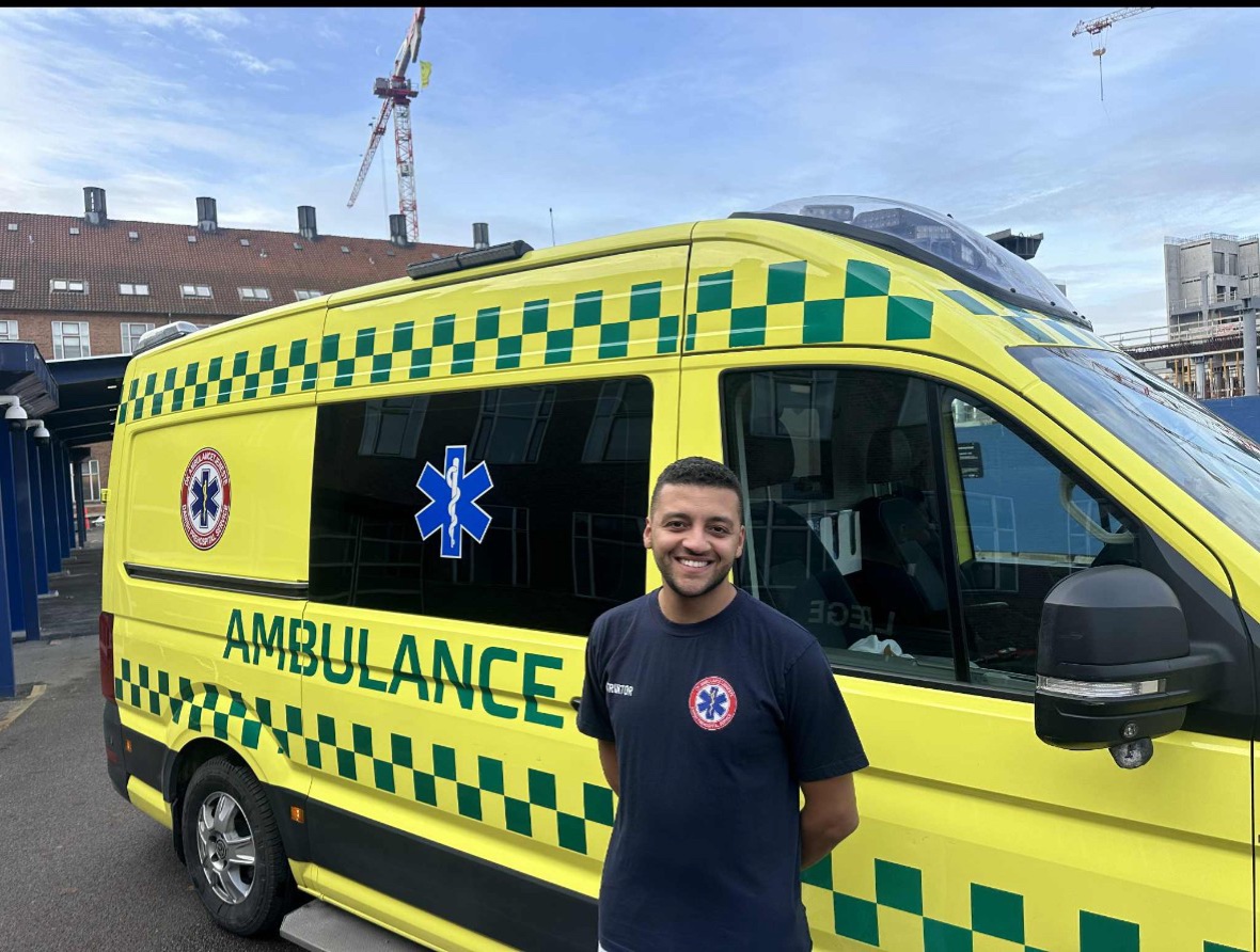 Ambulanceuddannet instruktør foran en DK Ambulance