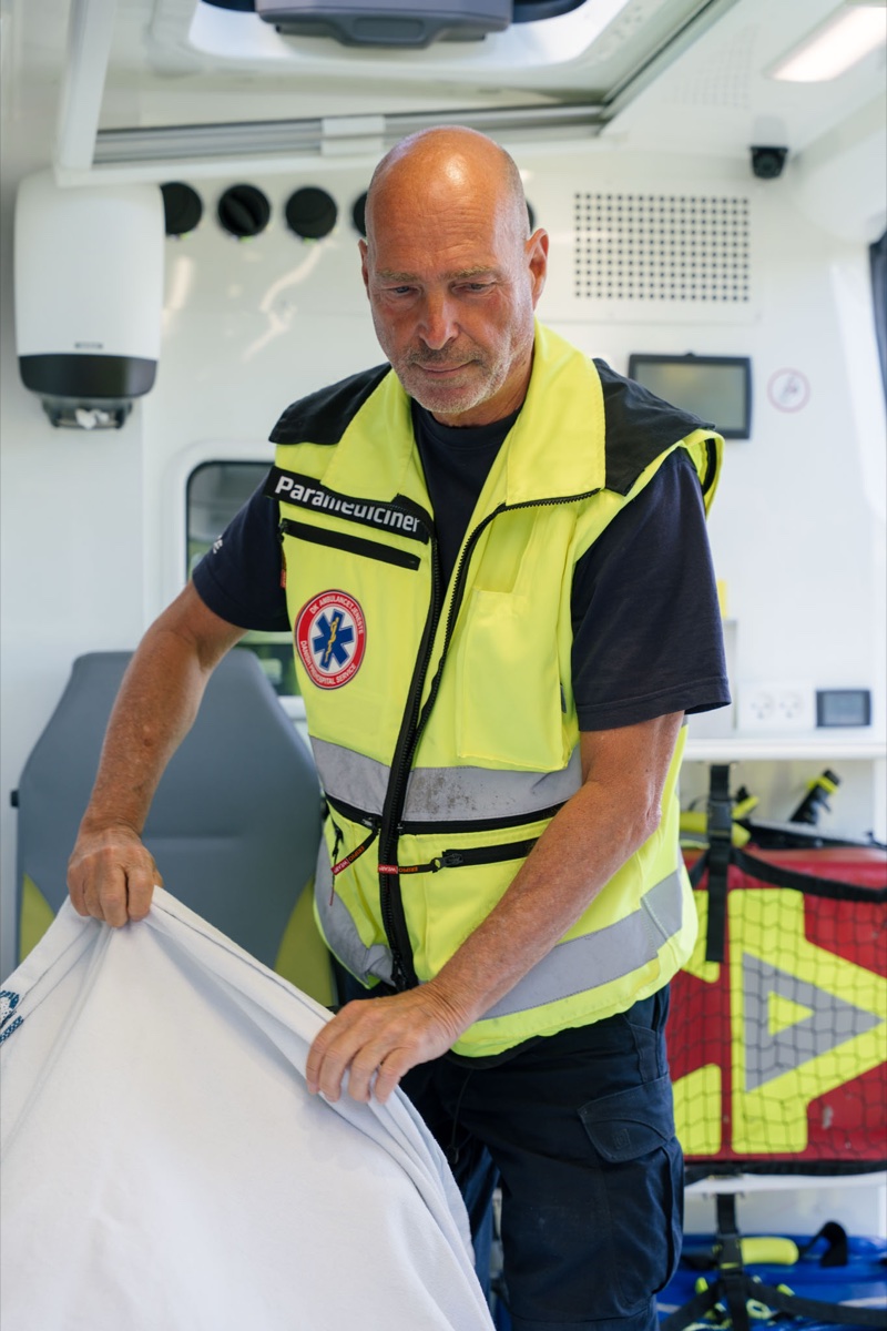 Redder fra DK Ambulancetjeneste klargør udstyr inde i ambulancen