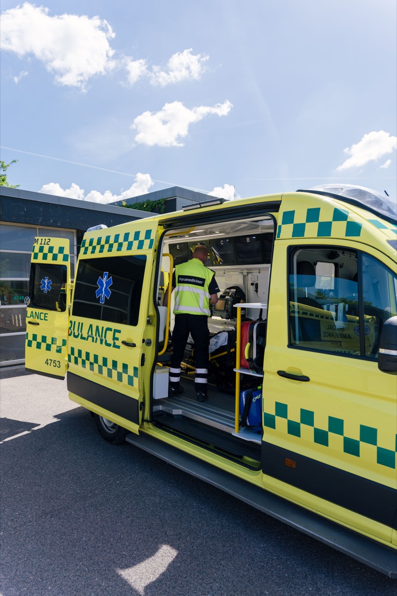 Personale fra DK Ambulancetjeneste gør en ambulance klar til udrykning