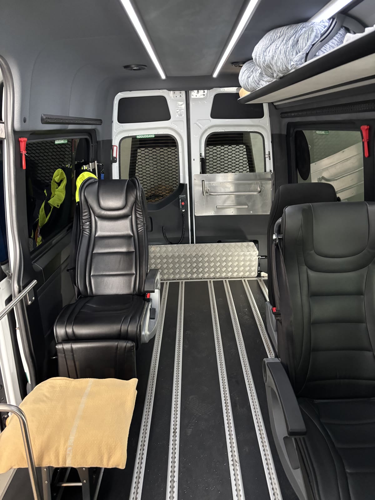 Sæder, rampe og skinner i køretøj til siddende sygetransport hos DK Ambulancetjeneste