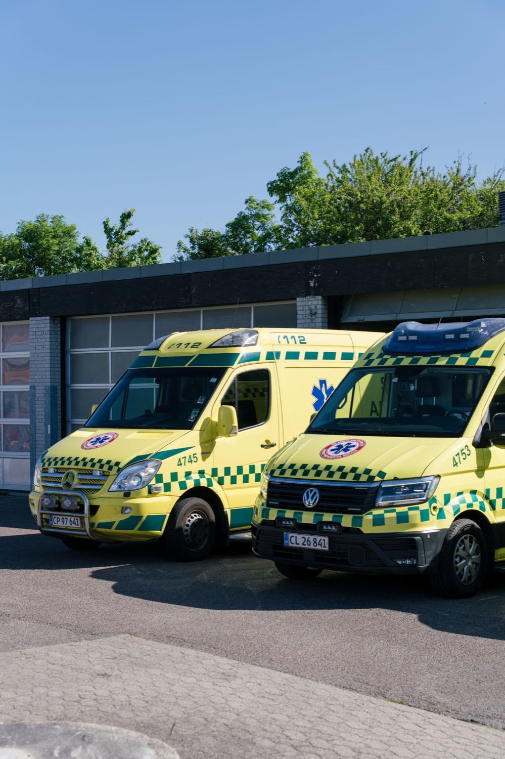 To af DK Ambulancetjenestes ambulancer klar foran basen